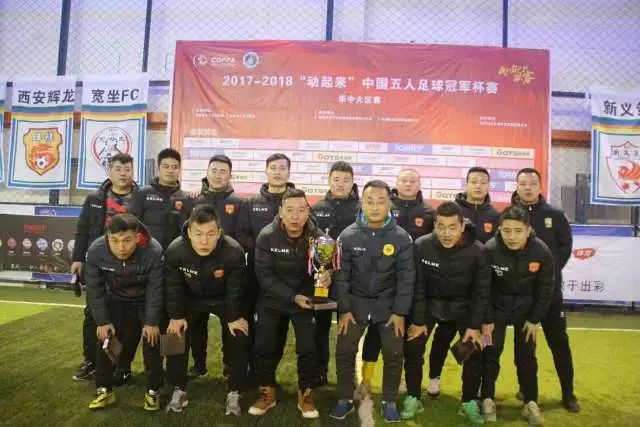 尼克斯球迷整活：把“哭泣的文班”带到总冠军游行现场！